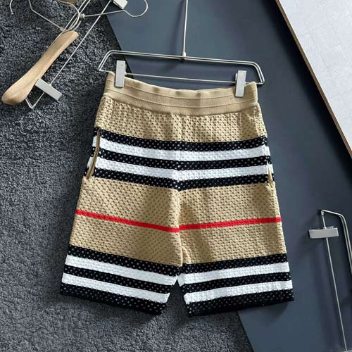 想找舒適透氣又時尚的短褲？巴寶莉這款，定制工藝上身超有型！